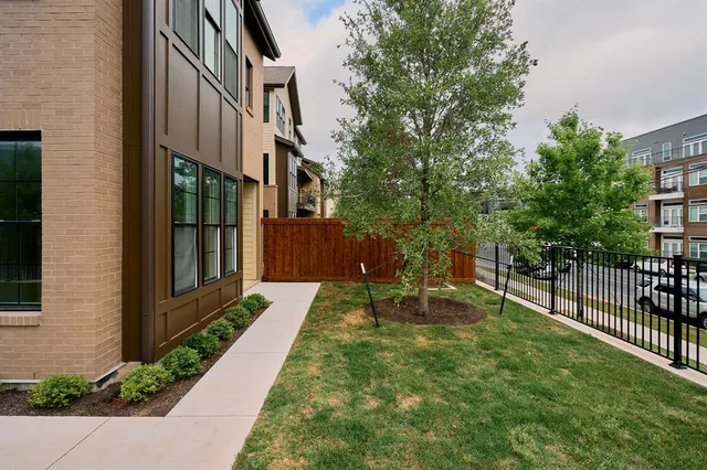 a view of yard in front of house with trees