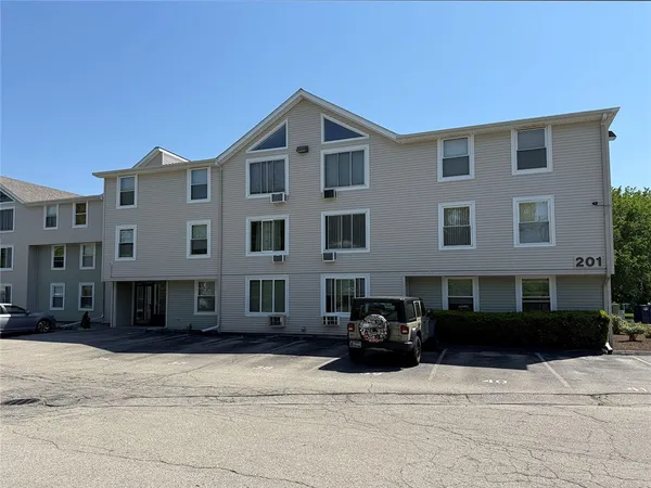 $189,900 | 201 Woodlawn Avenue, Unit 104, North Providence, RI 02904