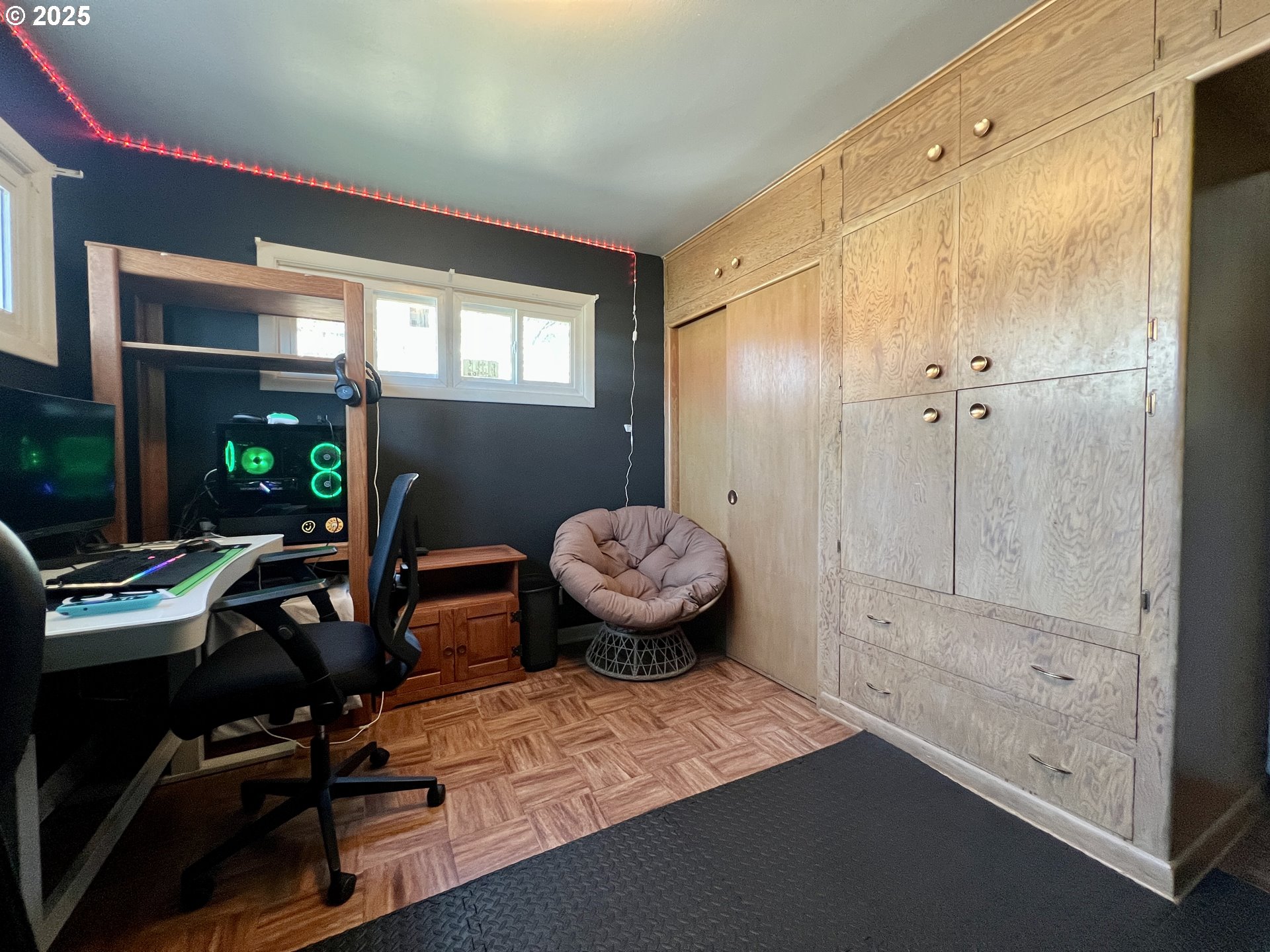 706 Northwest 10th Street Pendleton, OR 97801 - Photo 16 of 19 a very nice looking room with a large window