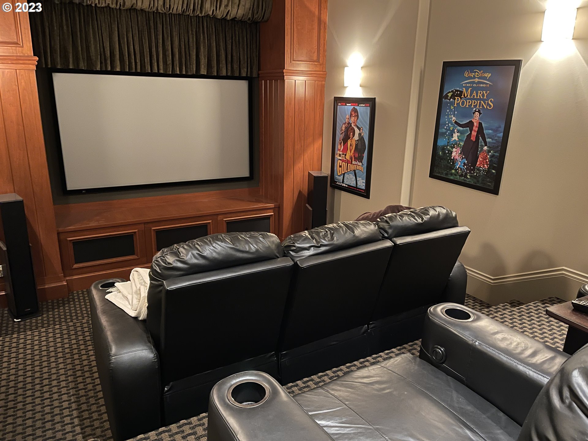 1186 Crestline Court Lake Oswego, OR 97034 - Photo 19 of 21 a living room with furniture