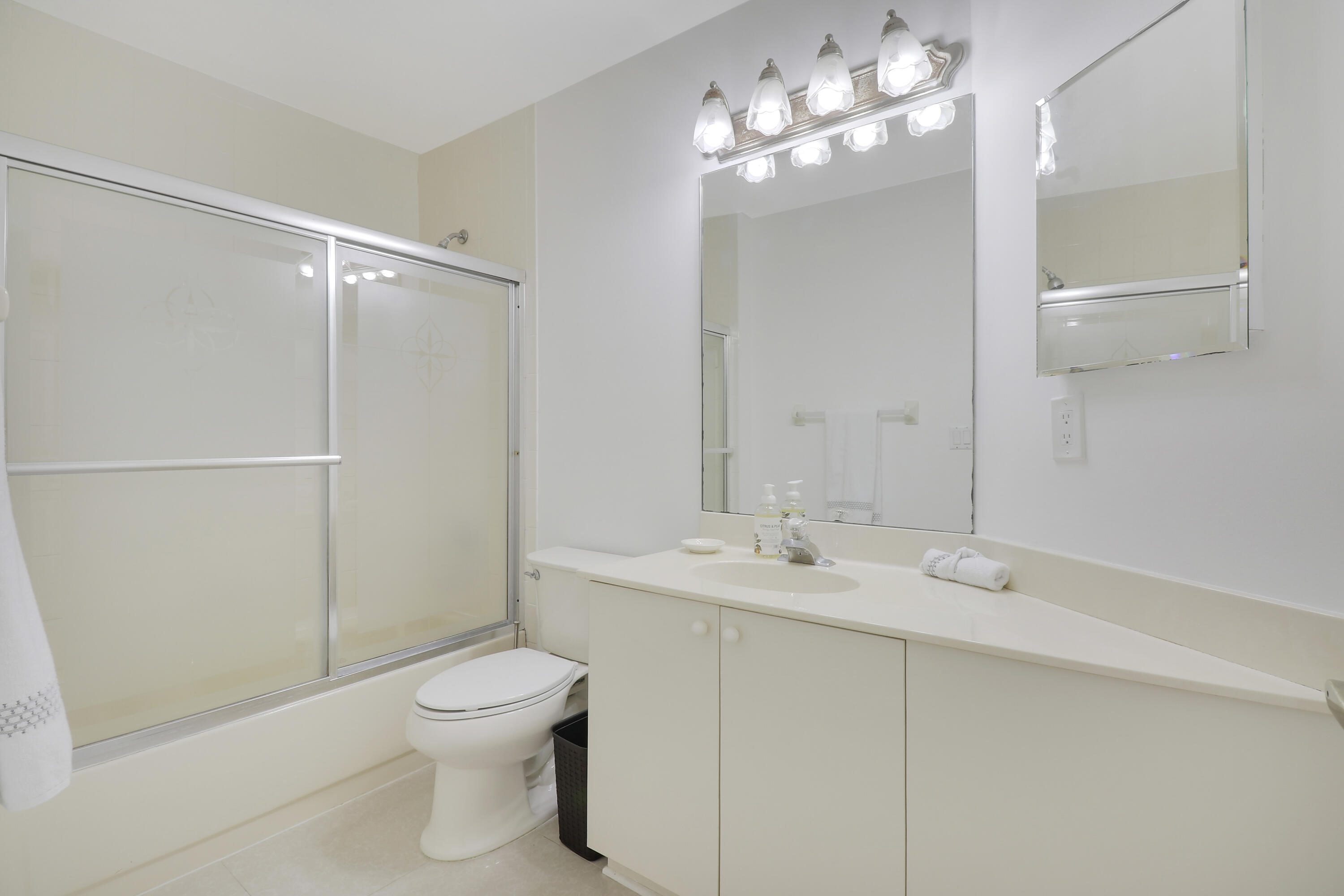 211 Pennock Trace Drive Jupiter, FL 33458 - Photo 31 of 39 Full Guest Bath upstairs