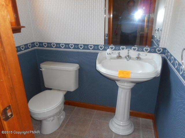 432 Neyhart Road Stroudsburg, PA 18360 - Photo 12 of 14 Upper Lavitory