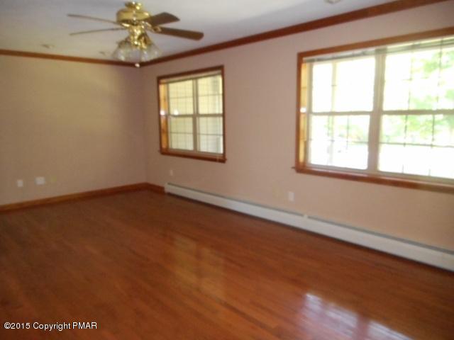 432 Neyhart Road Stroudsburg, PA 18360 - Photo 6 of 14 Living Room