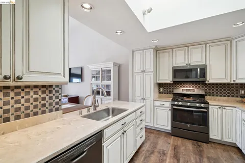$669,000 | 8 Pomfret Walk, Pleasant Hill, CA 94523