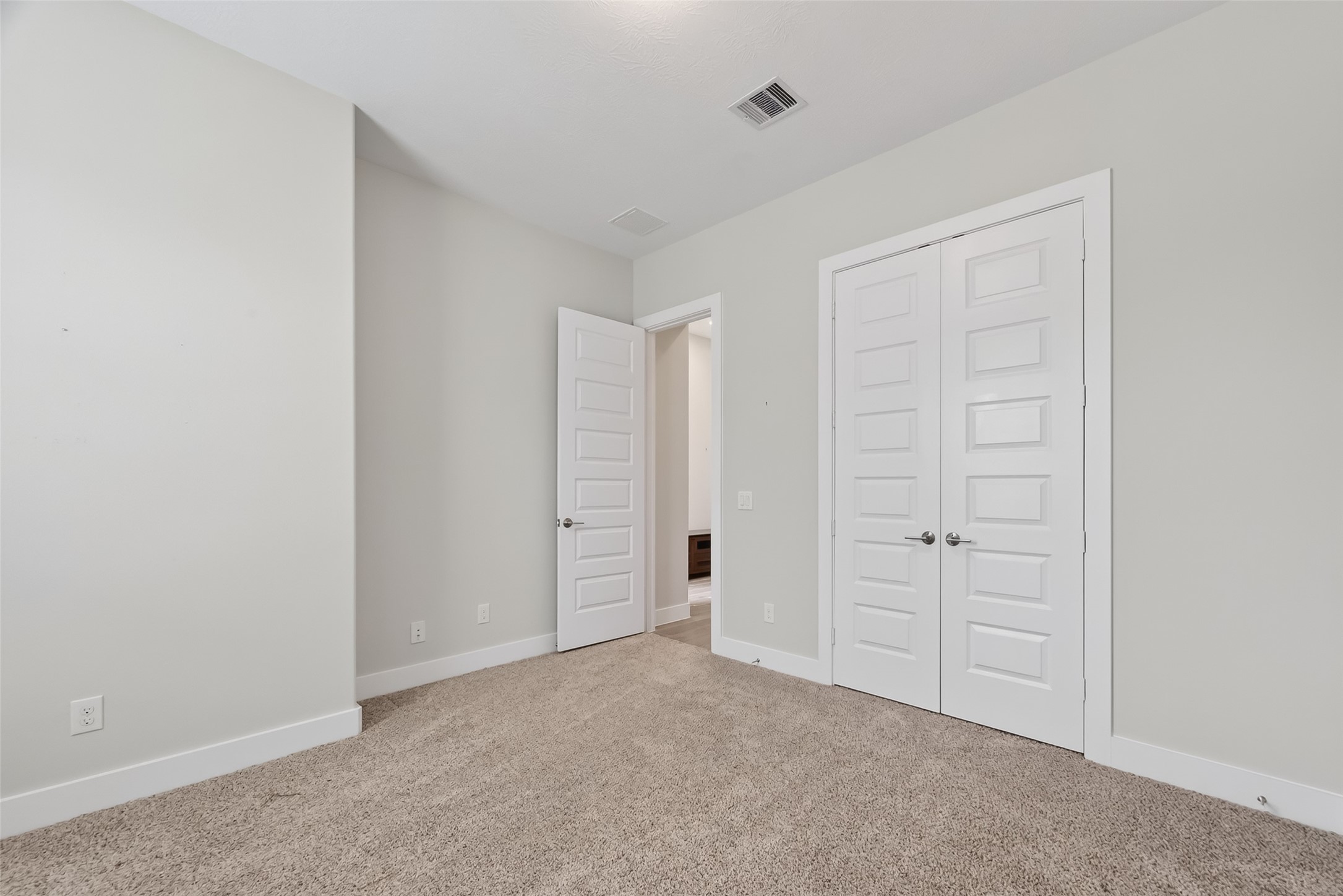 3415 Mckinney Ridge Drive Houston, TX 77059 - Photo 35 of 43 Secondary bedroom with double door closet.