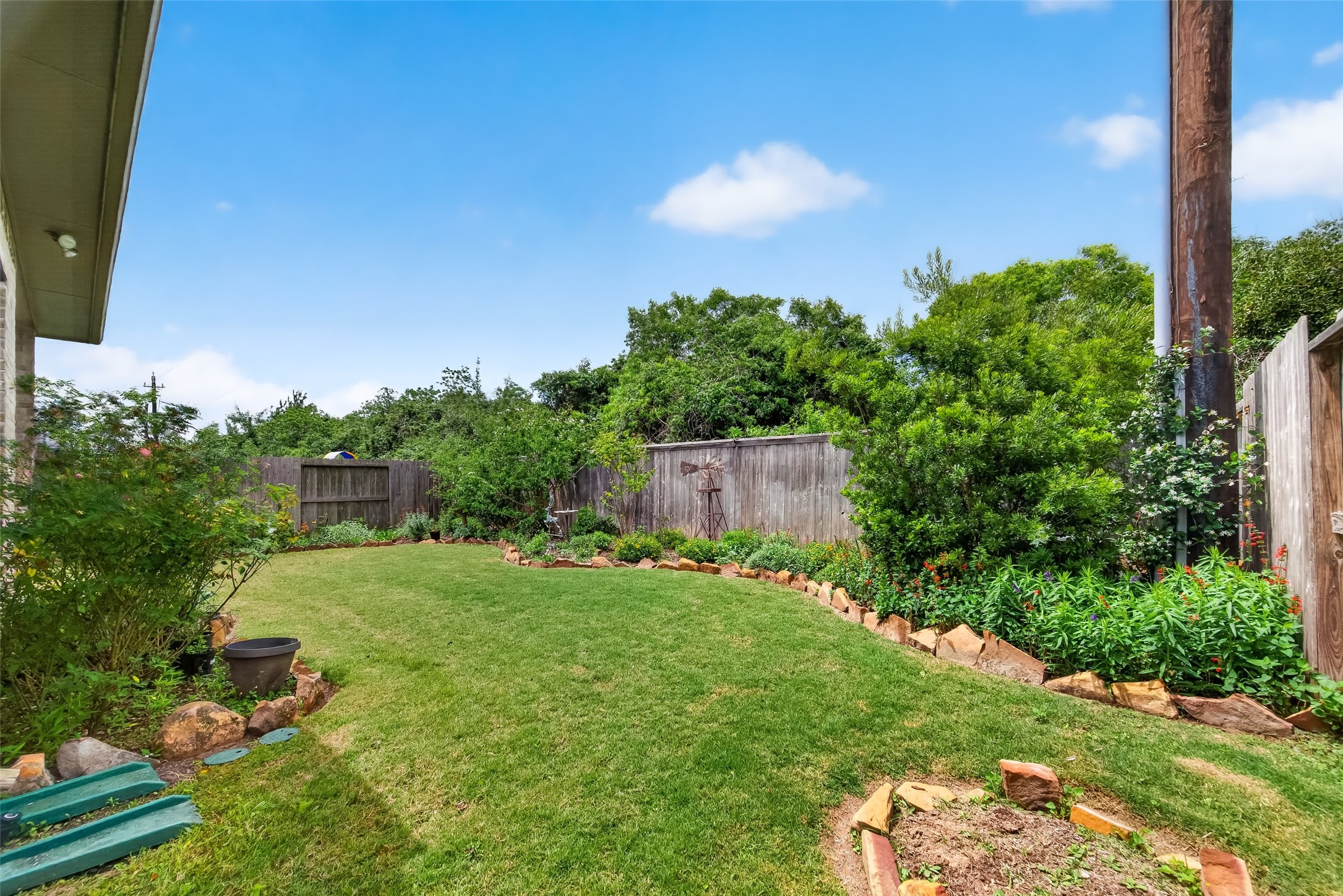 3415 Mckinney Ridge Drive Houston, TX 77059 - Photo 43 of 43 a backyard of a house with lots of green space