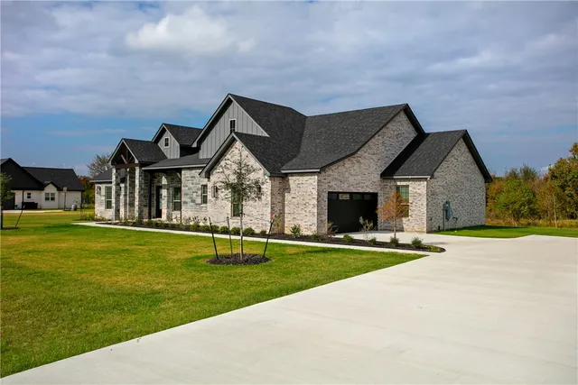 $889,885 | 10070 Crown Point, Iola, TX 77861