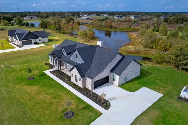 $889,885 | 10070 Crown Point, Iola, TX 77861