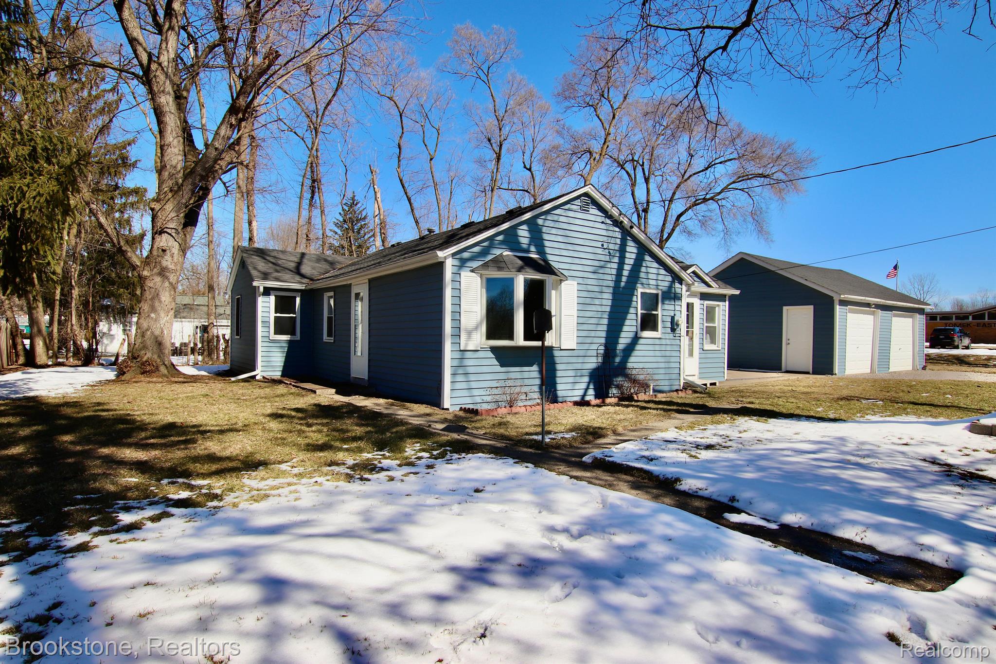 511 4th Street Fenton, MI 48430 - Photo 19 of 22 Side view