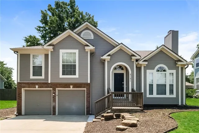 $2,595 | 2121 Southeast 7th Street, Lee's Summit, MO 64063