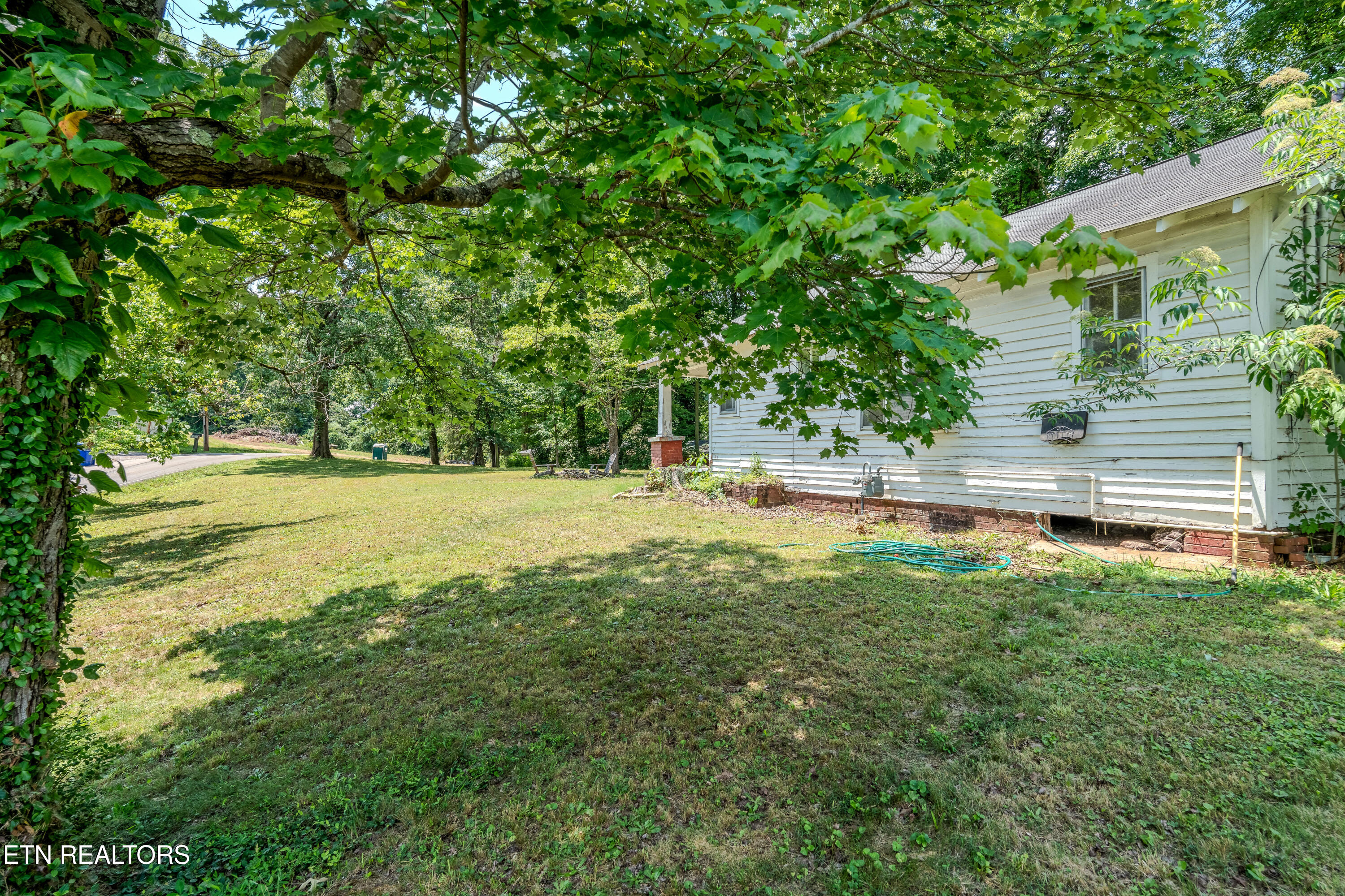 323 Lee Road Clinton, TN 37716 - Photo 9 of 28 323LeeRd-9