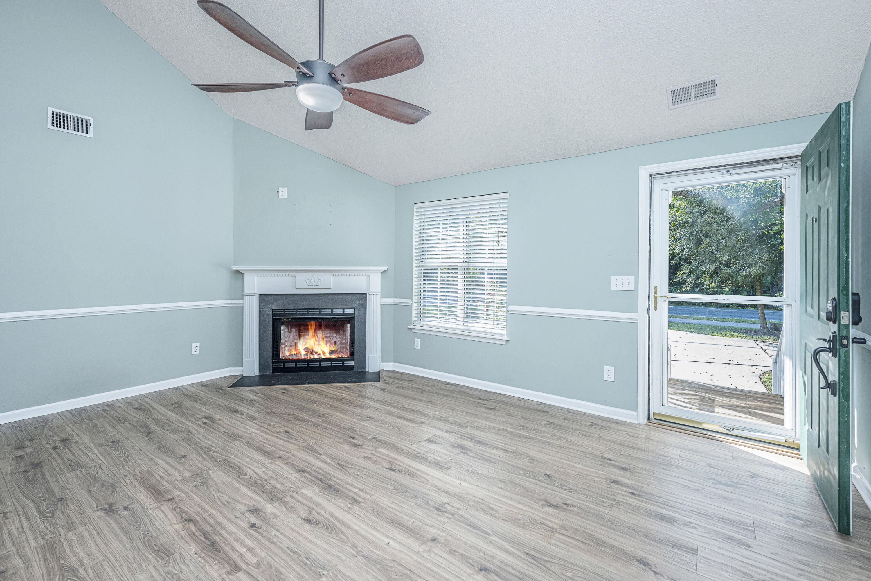 845 Fort Johnson Road Charleston, SC 29412 - Photo 4 of 28 4-LR-Fireplace