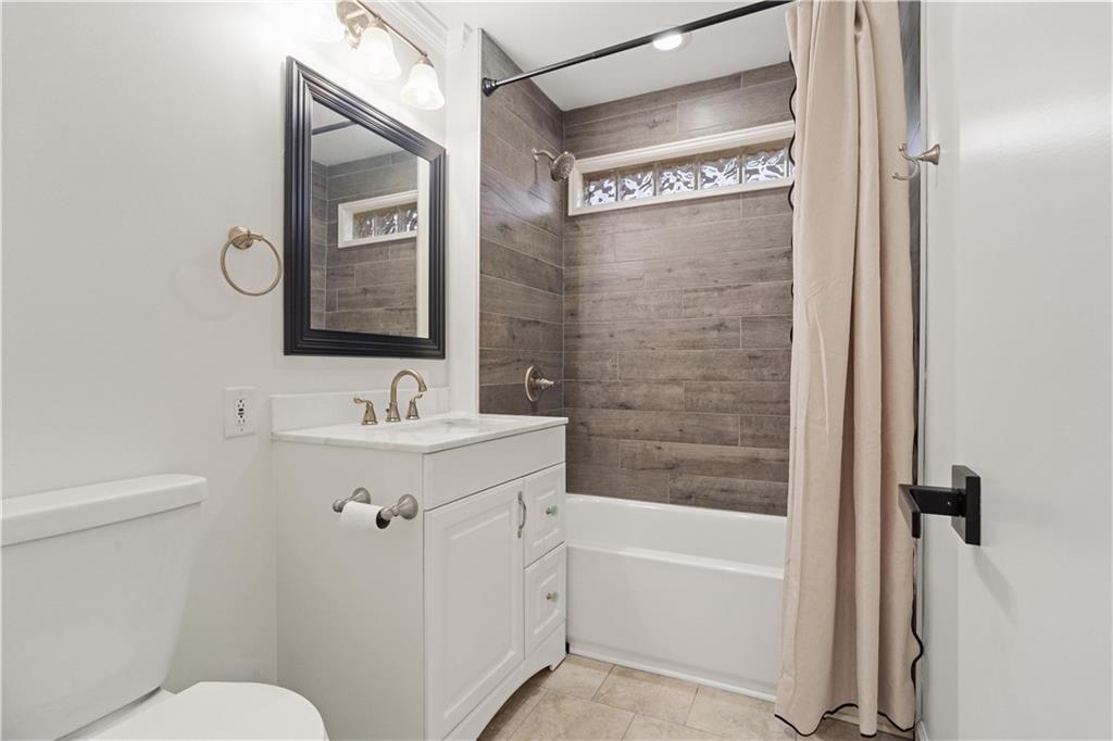 511 Boulevard Heights Calhoun, GA 30701 - Photo 32 of 69 a bathroom with a sink a toilet and shower