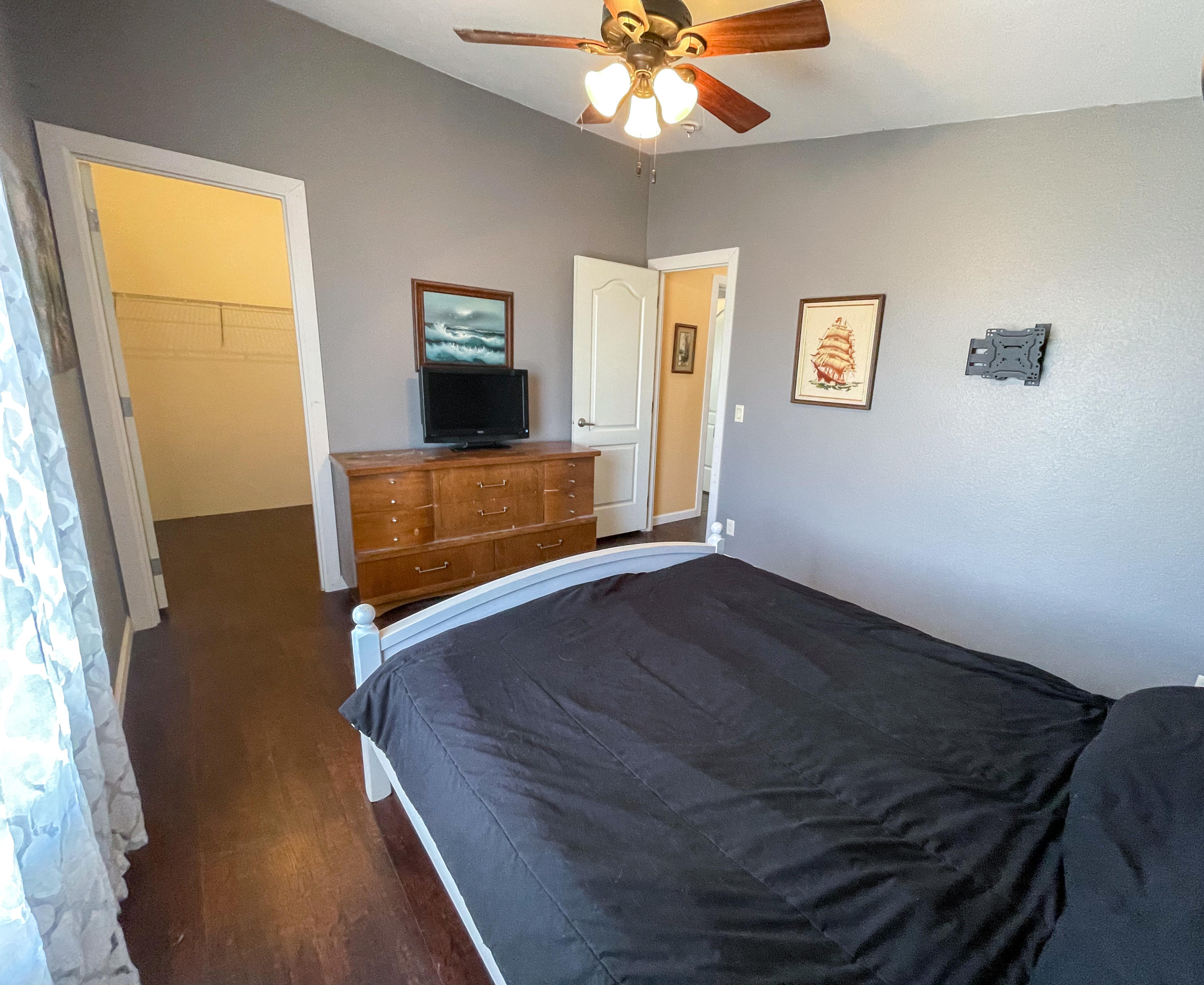 4647 Montiverde Road Mojave, CA 93501 - Photo 17 of 30 a bedroom with a bed and a dresser
