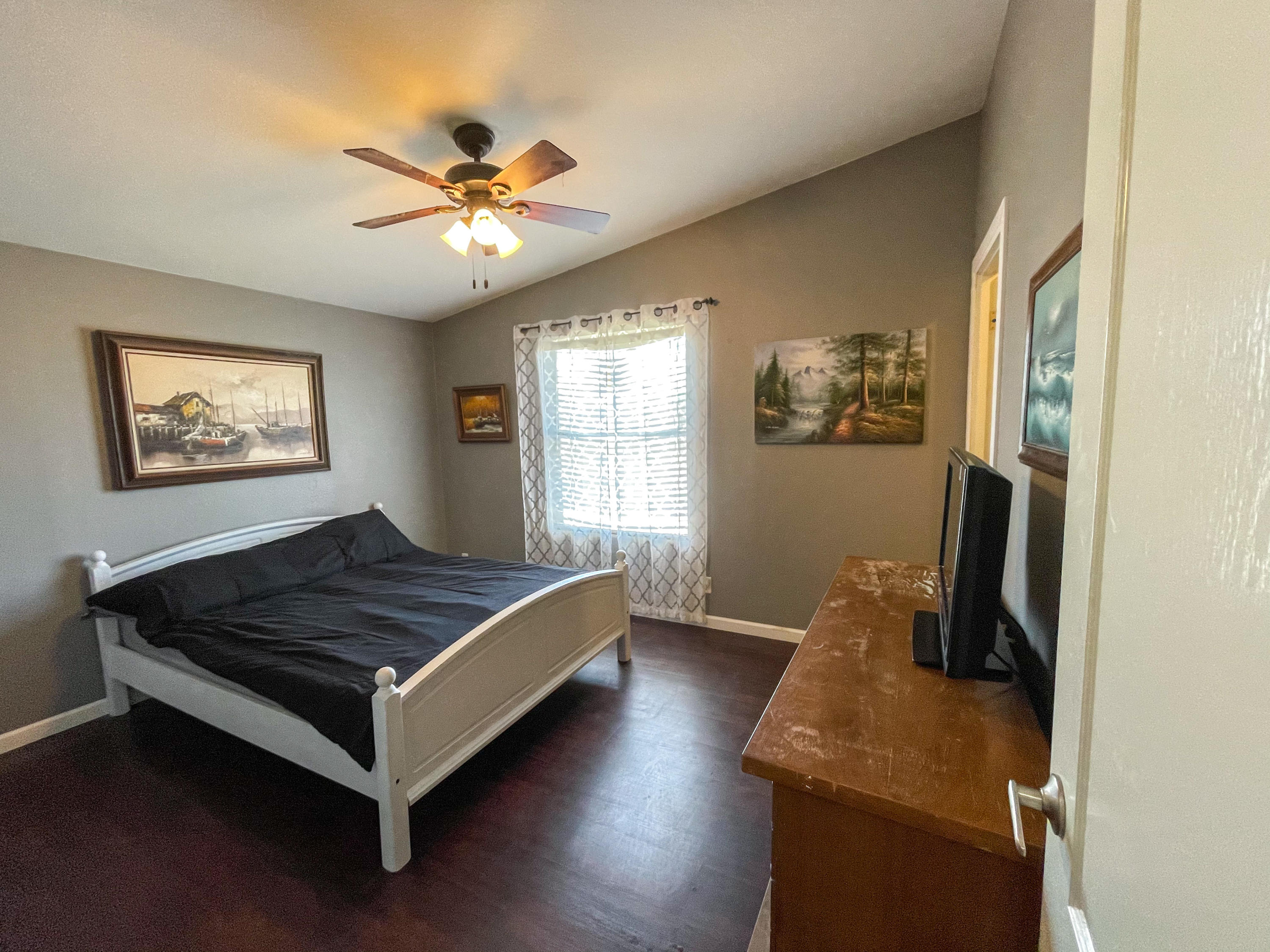 4647 Montiverde Road Mojave, CA 93501 - Photo 18 of 30 a living room with furniture and a window