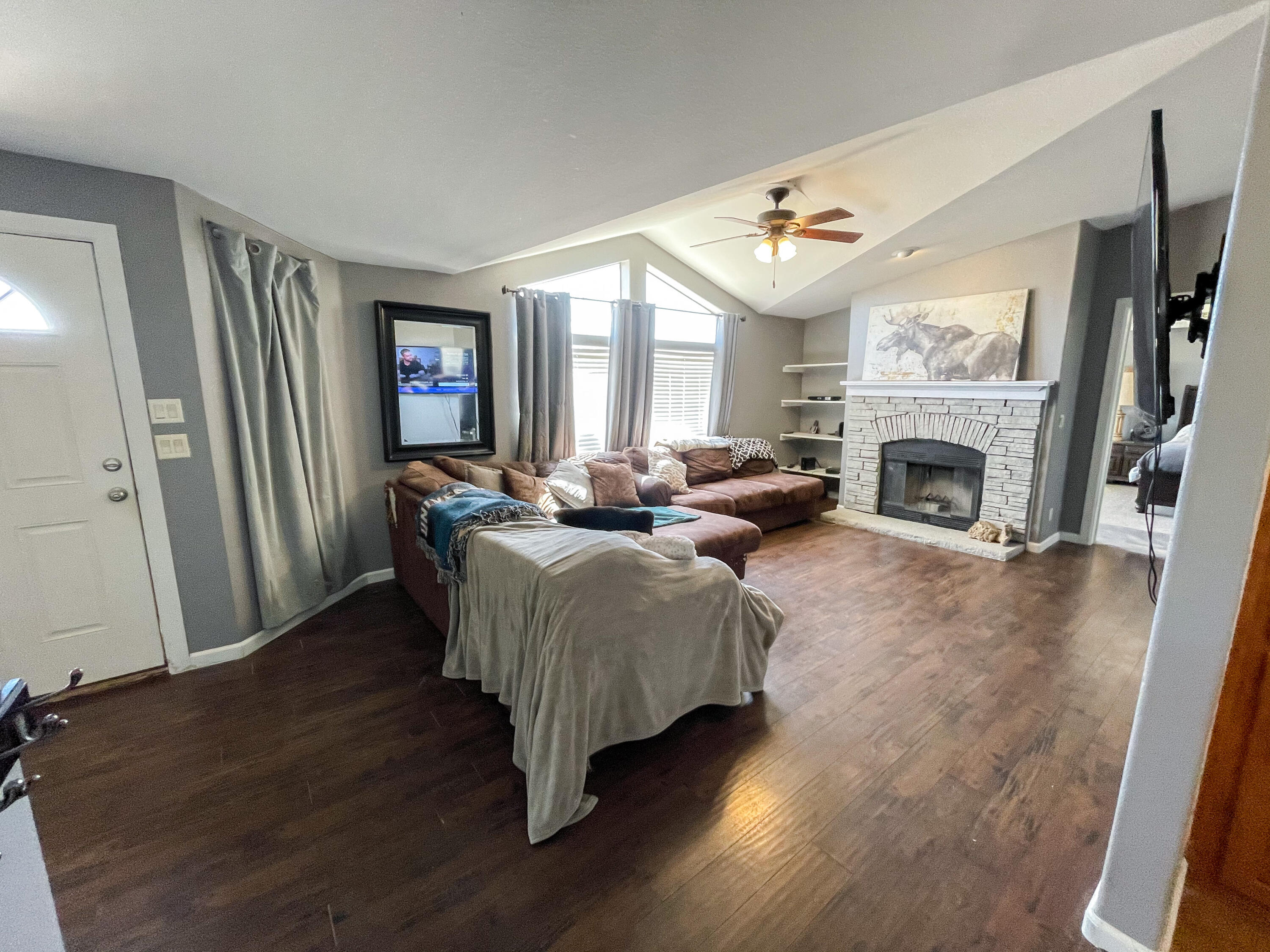 4647 Montiverde Road Mojave, CA 93501 - Photo 3 of 30 a living room with furniture wooden floor and a fireplace