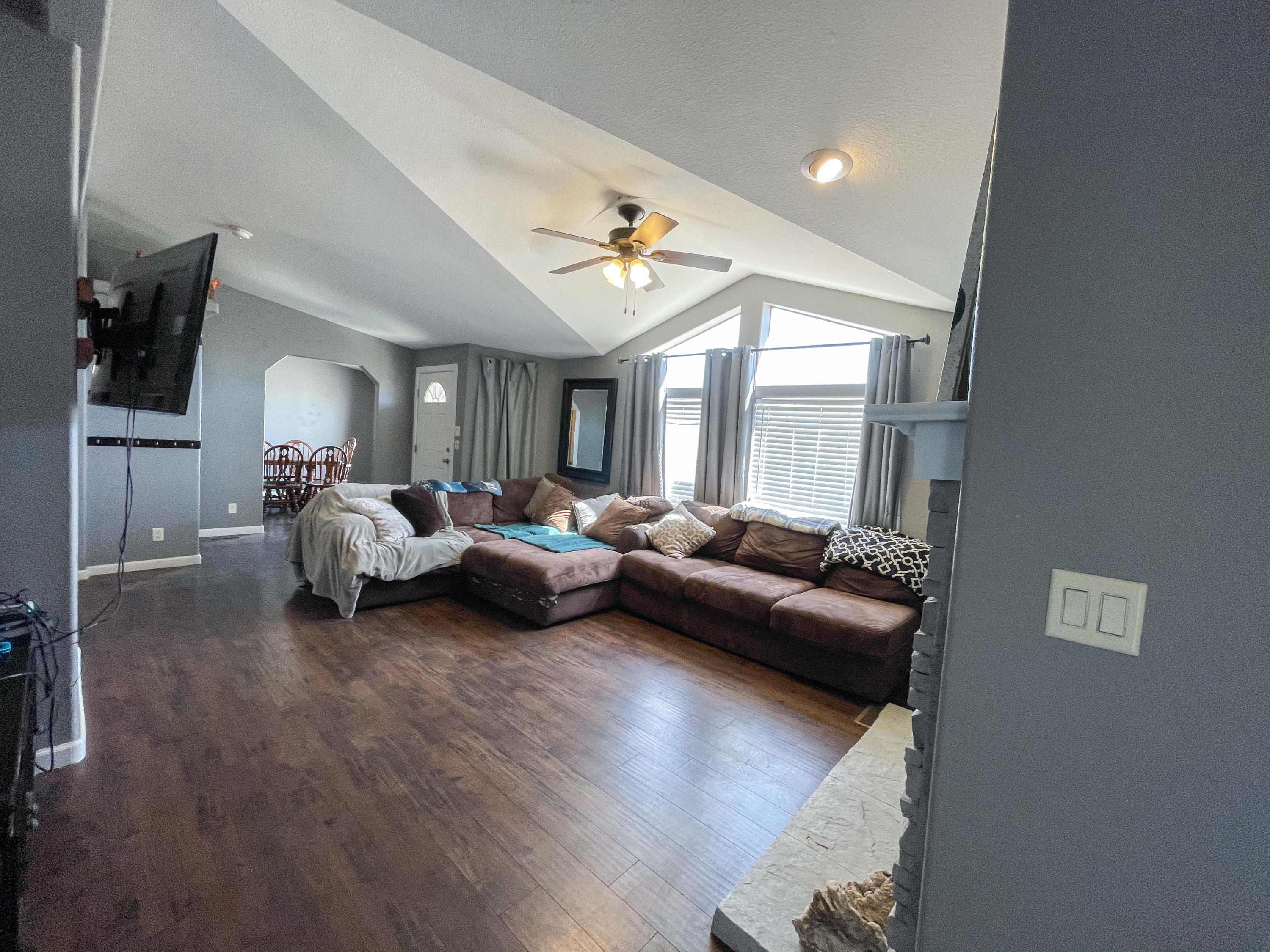 4647 Montiverde Road Mojave, CA 93501 - Photo 5 of 30 a living room with furniture and a flat screen tv