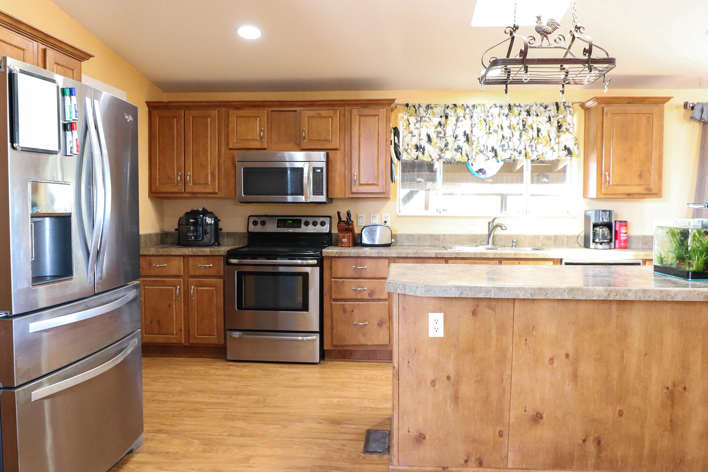 4647 Montiverde Road Mojave, CA 93501 - Photo 7 of 30 a kitchen with granite countertop a refrigerator stove top oven and sink