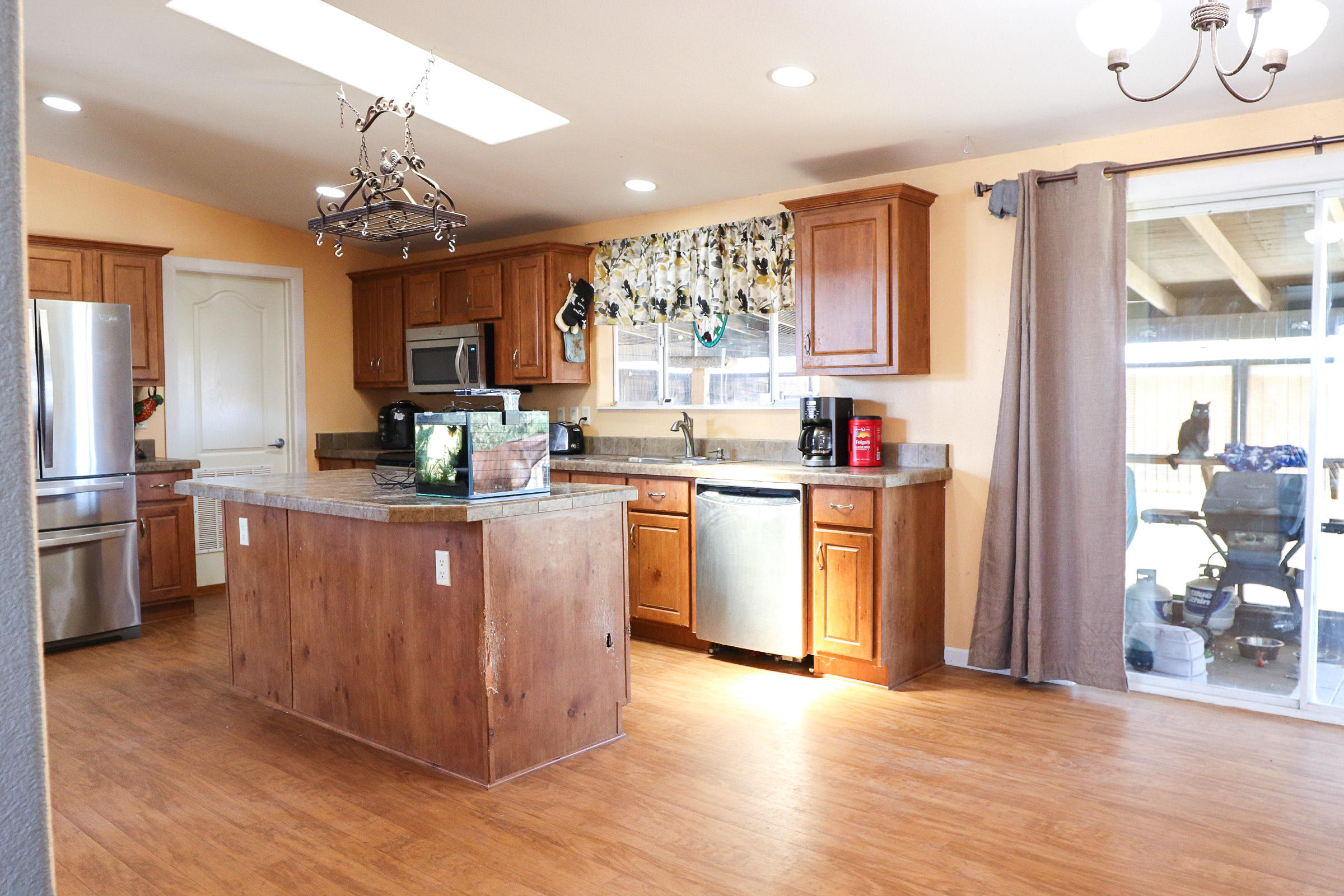 4647 Montiverde Road Mojave, CA 93501 - Photo 9 of 30 a kitchen with kitchen island granite countertop a sink cabinets and stainless steel appliances