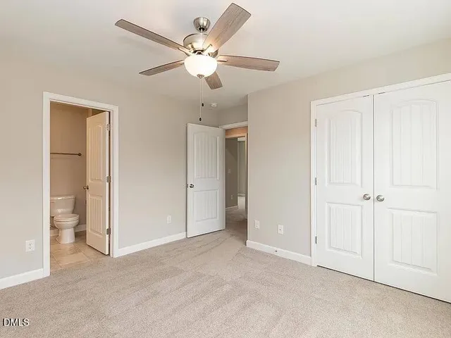 an empty room with fan and a ceiling fan