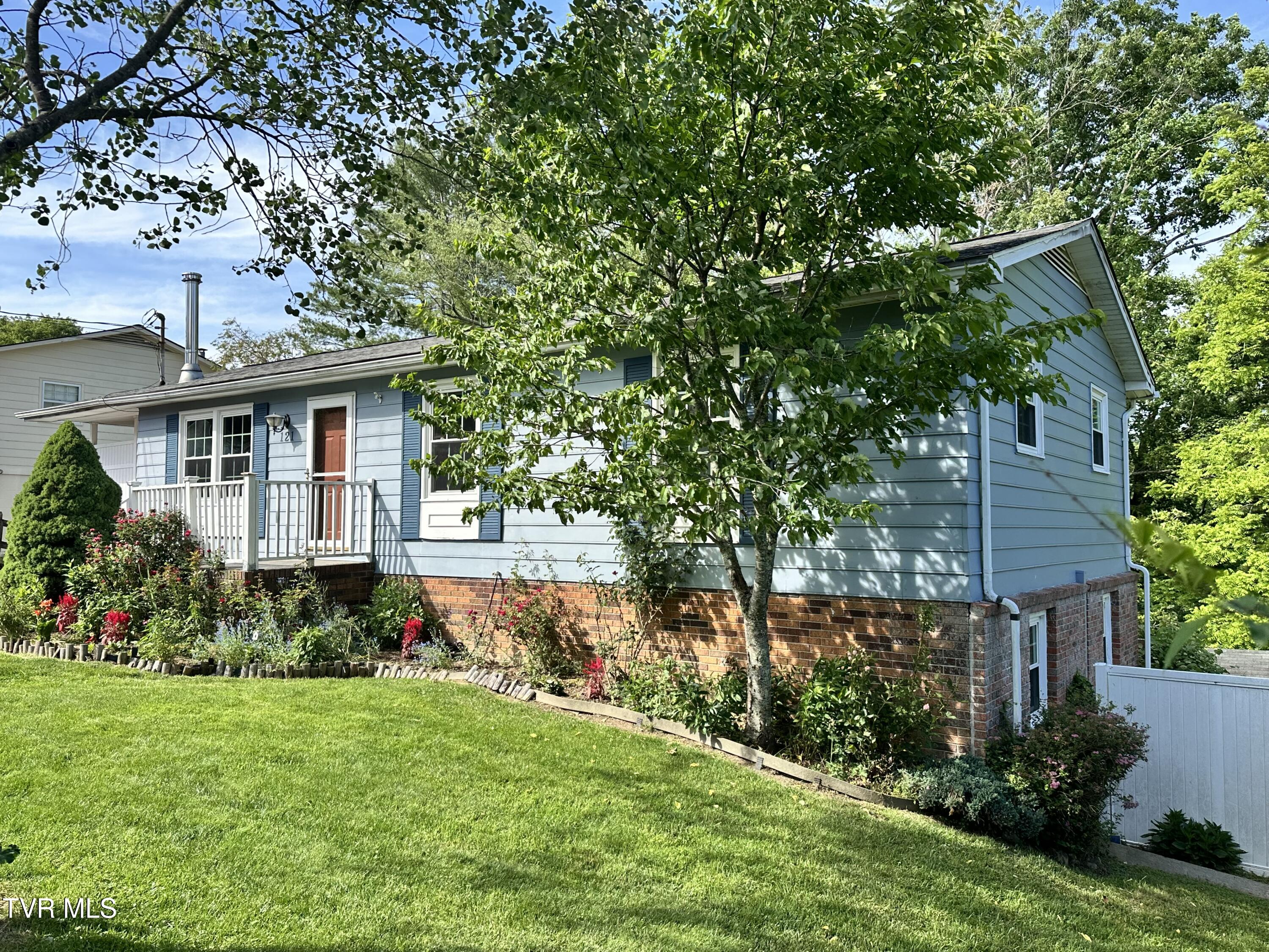 121 Beverly Avenue Southwest Wise, VA 24293 - Photo 1 of 94 IMG_8285