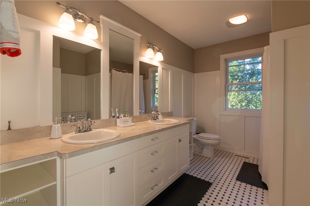 11485 Holden Ridge Road Chardon, OH 44024 - Photo 29 of 43 Bathroom featuring double vanity, tub and toilet