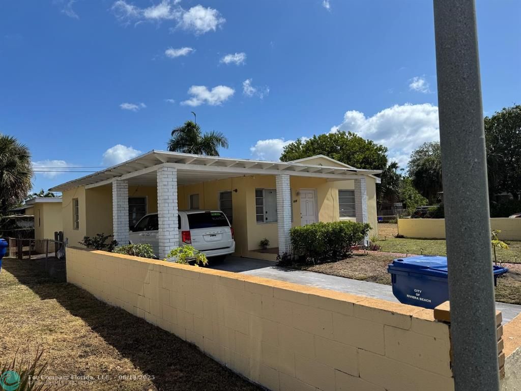958 West 4th Street Riviera Beach, FL 33404 - Photo 6 of 13 a view of a house with backyard porch and sitting area