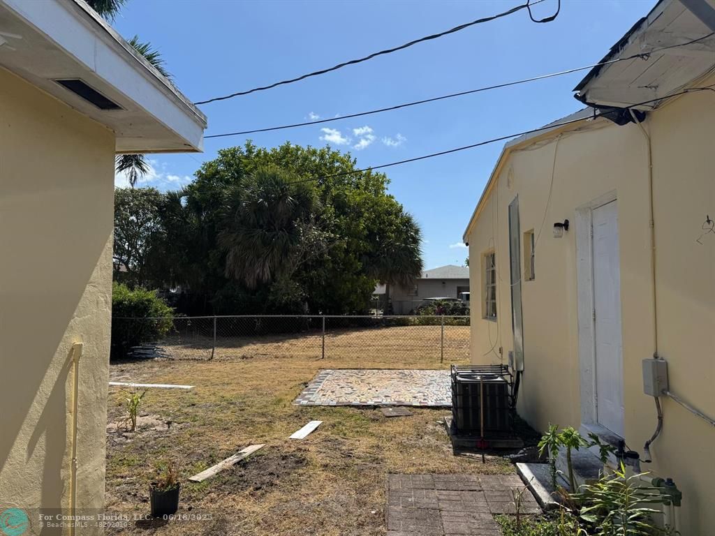 958 West 4th Street Riviera Beach, FL 33404 - Photo 9 of 13