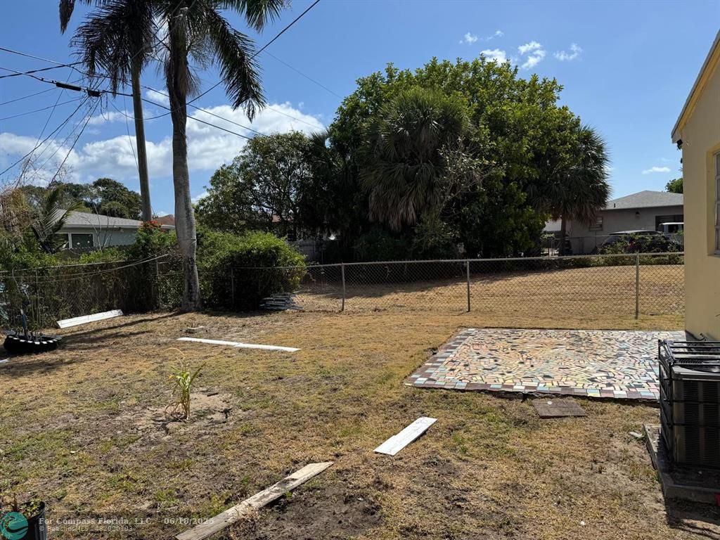 958 West 4th Street Riviera Beach, FL 33404 - Photo 10 of 13 a view of a backyard of the house