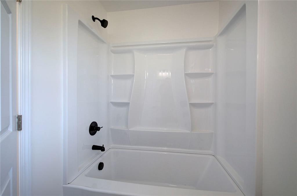 516 Baxter Road Southeast Calhoun, GA 30701 - Photo 32 of 47 a bathroom with a bathtub