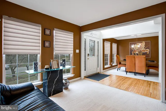 a living room filled with furniture and a area