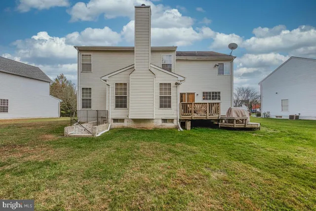 a front view of house with yard