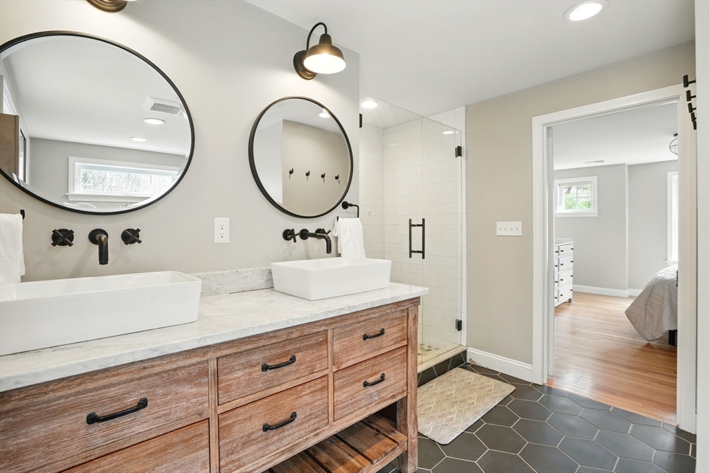11 Old Oaken Bucket Road Norwell, MA 02061 - Photo 23 of 39 a bathroom with 2 sink and a mirror