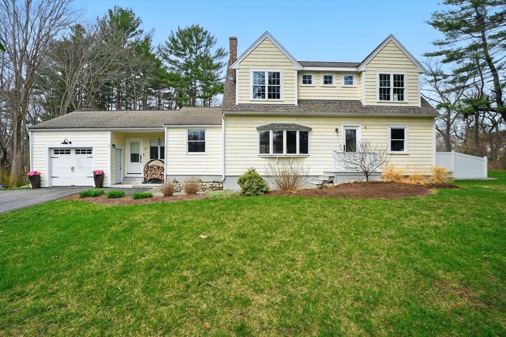 11 Old Oaken Bucket Road Norwell, MA 02061 - Photo 34 of 39 a front view of house with yard and green space