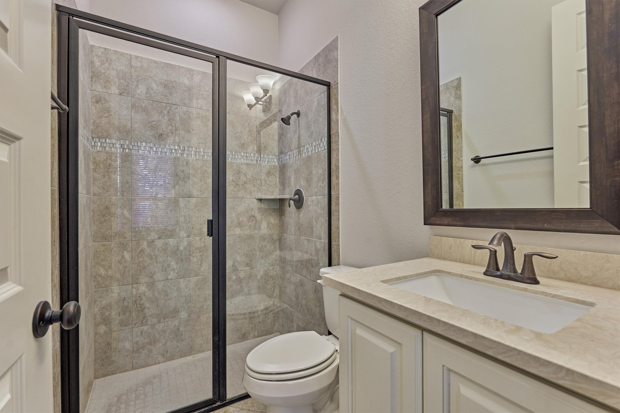 414 Mill Creek Road Pinehurst, TX 77362 - Photo 30 of 43 Guest Suite Bathroom