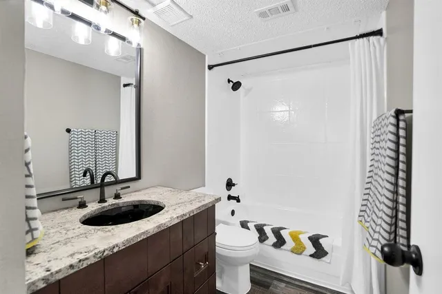 $1,800 | 108 Kings Row, Garland, TX 75043