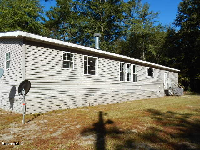 3152 Lawrence Road Redding, CA 96002 - Photo 5 of 31 5. REAR