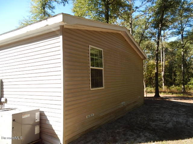 3152 Lawrence Road Redding, CA 96002 - Photo 6 of 31 6. LEFT SIDE