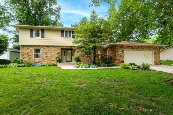 $420,000 | 2205 Winding Hill Road, Davenport, IA 52807