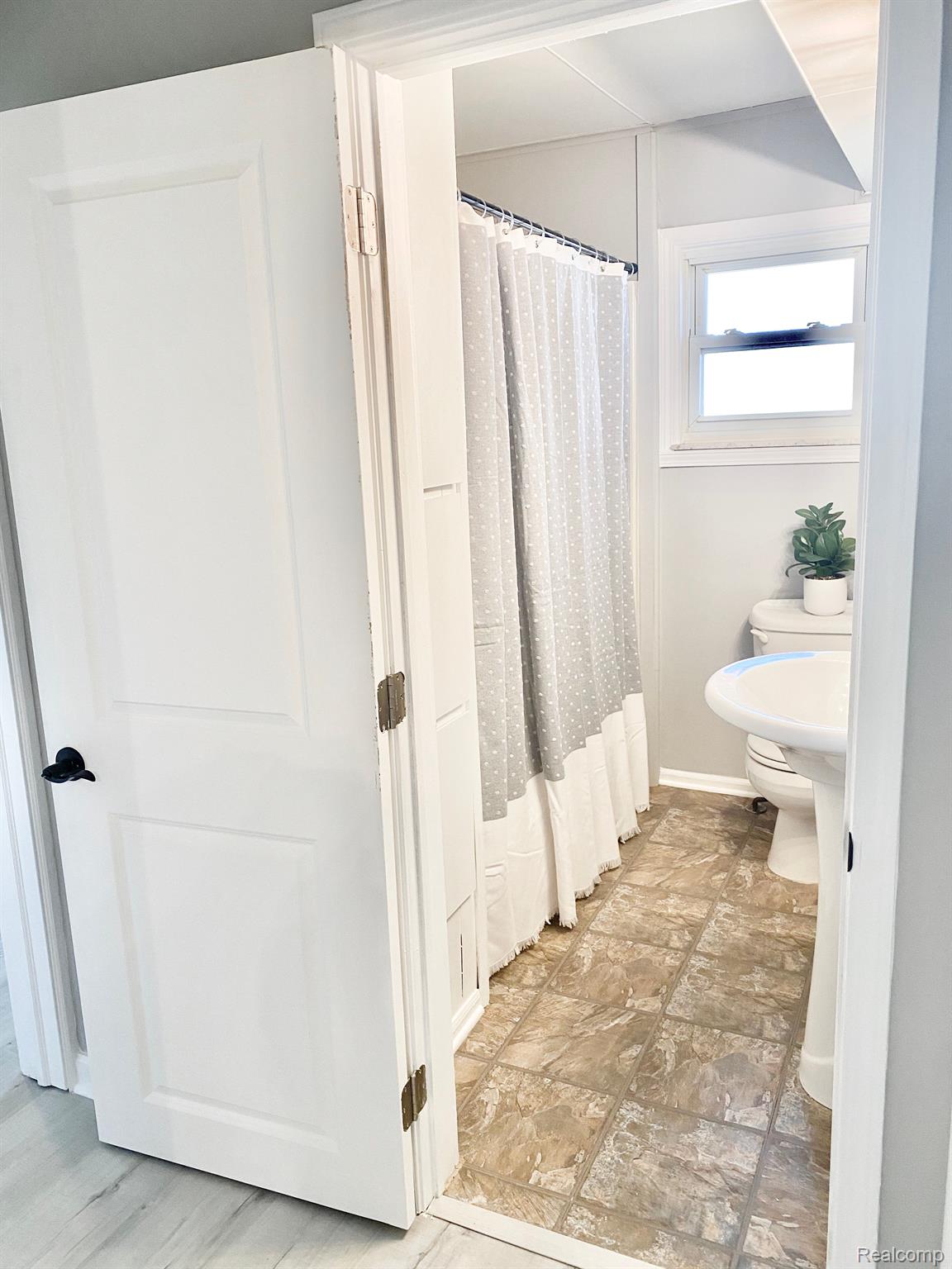 196 Crescent Road Waterford, MI 48327 - Photo 11 of 21 Gallery Image 11