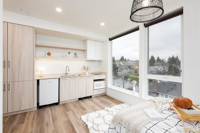 $1,099 | 4746 20th Avenue Northeast, Unit B06, Seattle, WA 98105