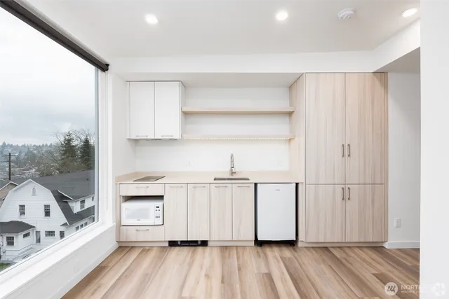 $1,099 | 4746 20th Avenue Northeast, Unit B06, Seattle, WA 98105