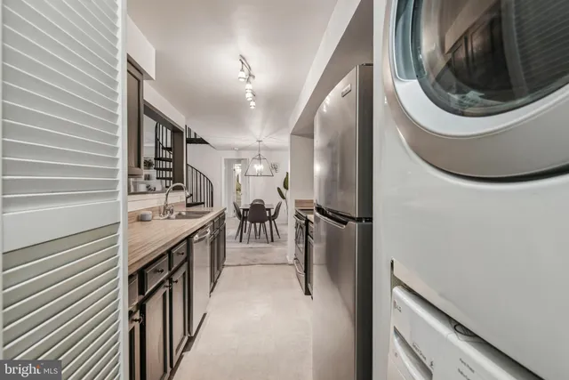 a view of entryway with a door