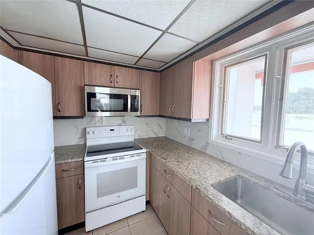 $1,800 | 735 Dodecanese Boulevard, Tarpon Springs, FL 34689