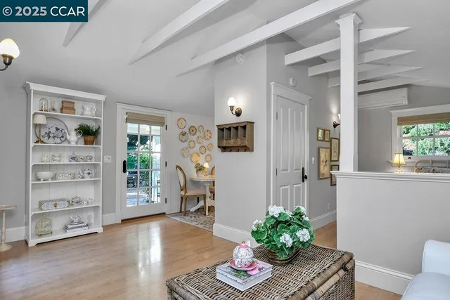 a view of a house with backyard