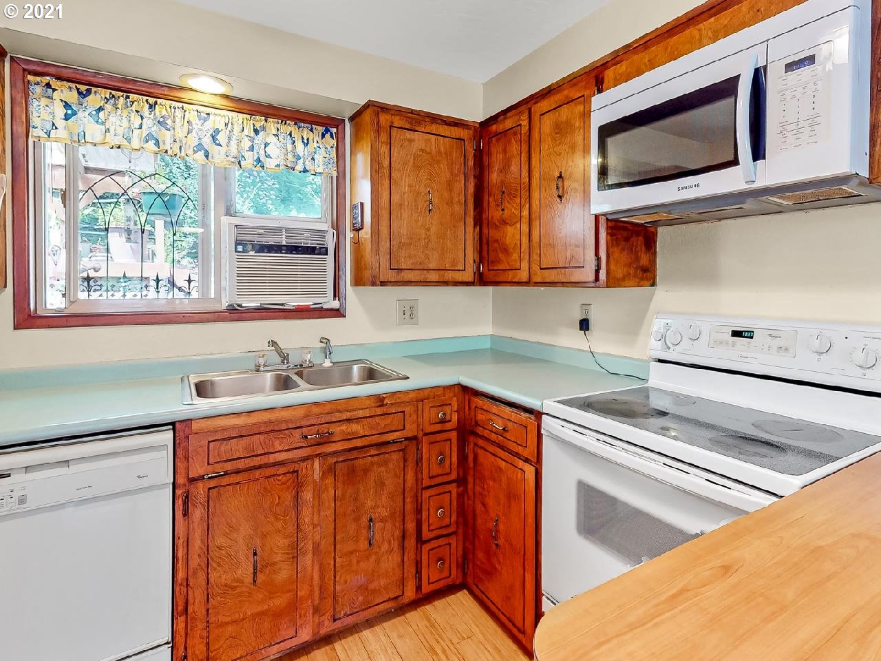806 Kelly Boulevard Springfield, OR 97477 - Photo 10 of 27