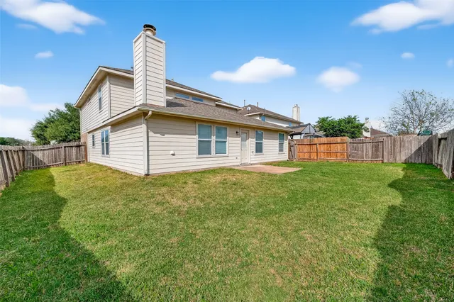 a view of a house with backyard and garden