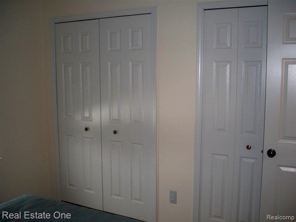 140 Pine Tree Ridge, Unit 56 Waterford, MI 48327 - Photo 12 of 15 2nd Bedroom