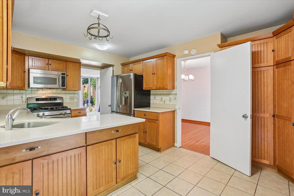 8174 Inverness Ridge Road Potomac, MD 20854 - Photo 3 of 29