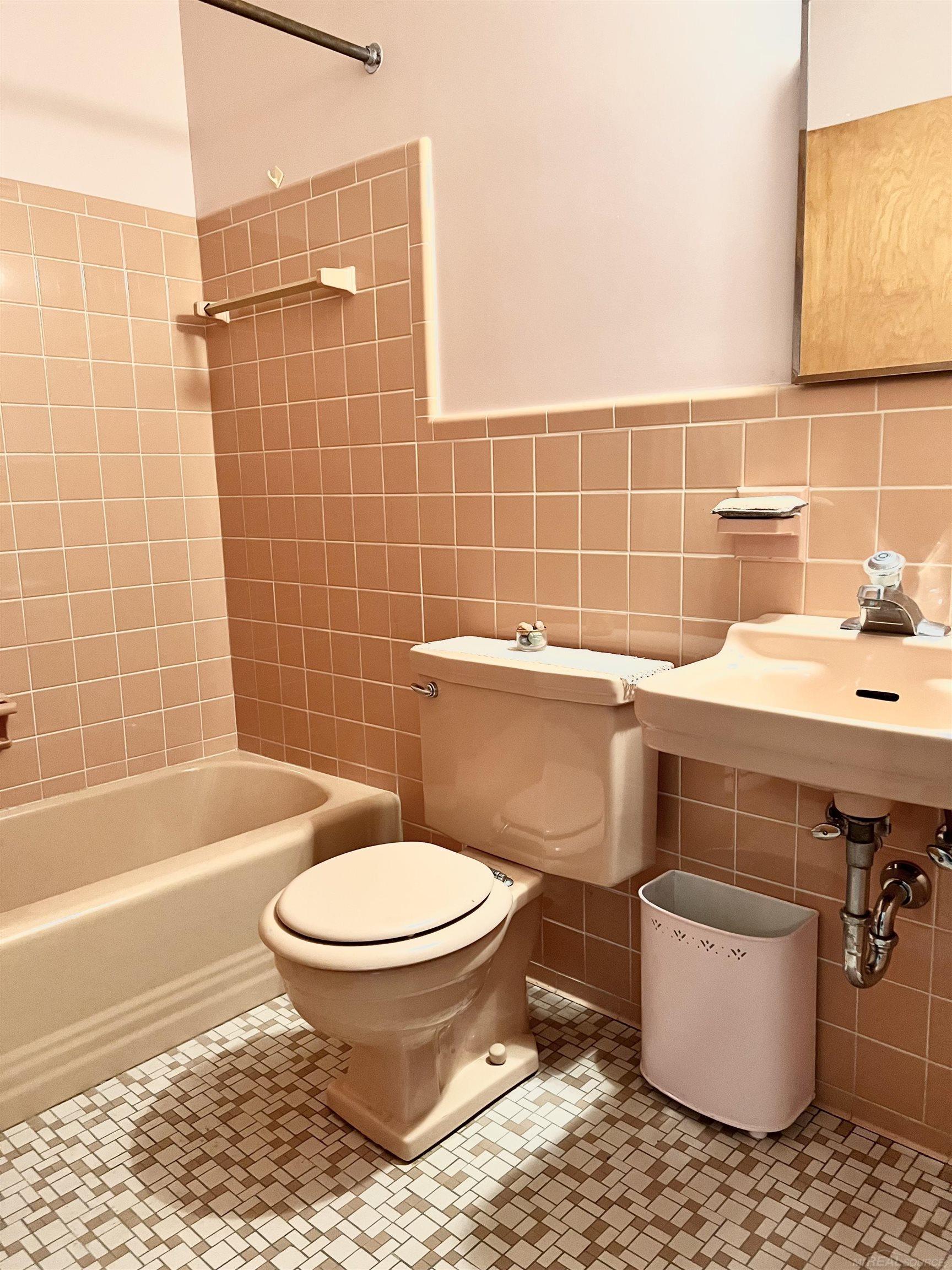 23016 Kelly Road, Unit 7 Eastpointe, MI 48021 - Photo 20 of 34 50094555-19.JPG